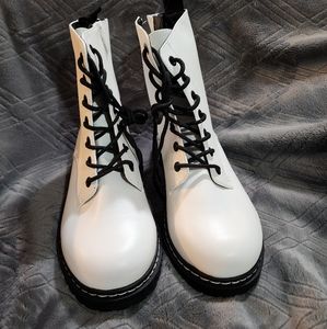 Size 9W white torrid boots